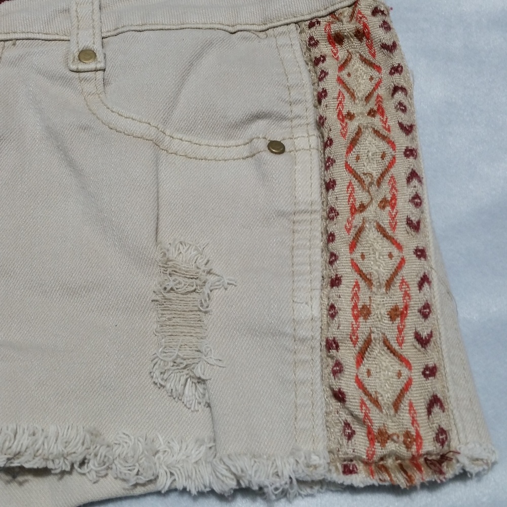HIPPIE LAUNDRY  DISTRESSED TAN SHORTS - Picture 4 of 7